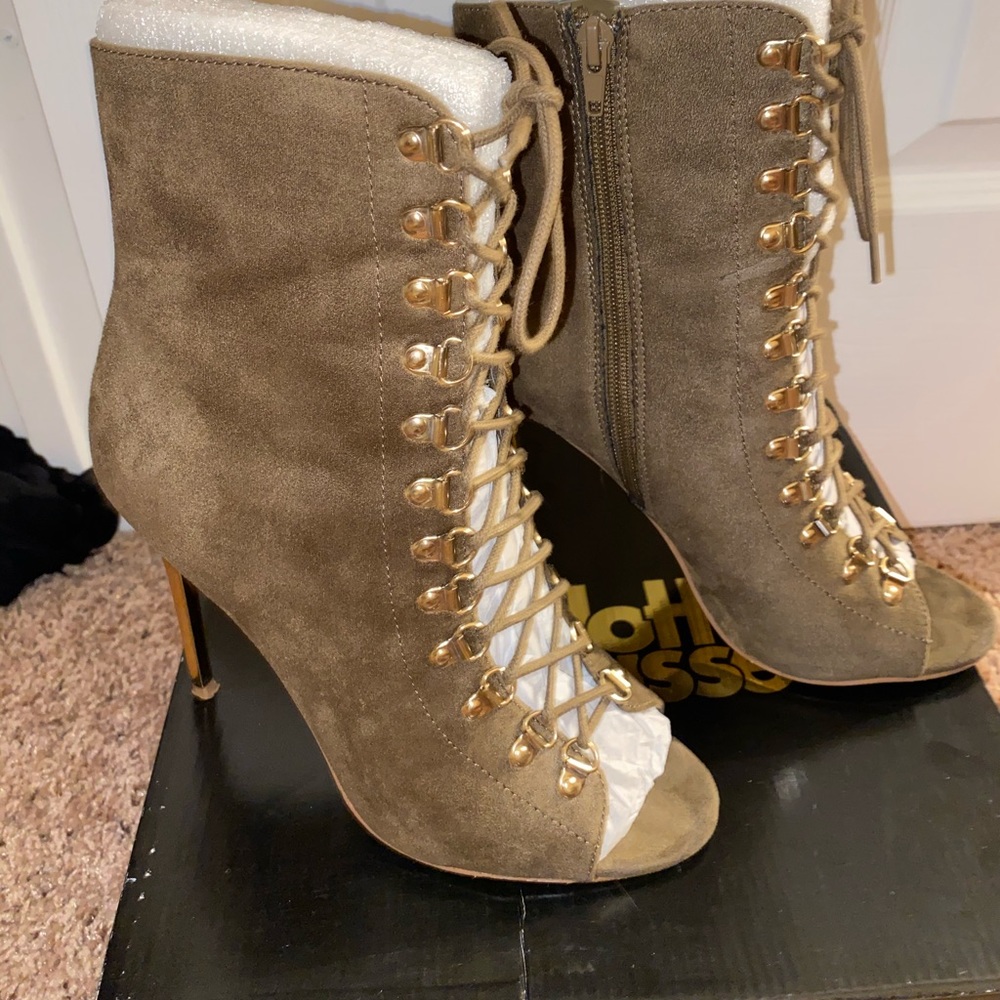 Lacy Heel - Picture 4 of 5